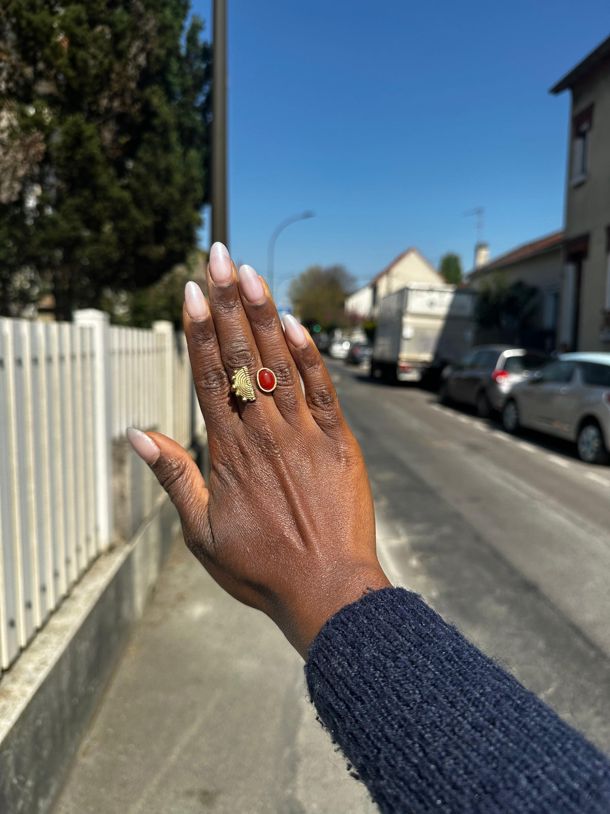 Bague en bronze avec poids baoulé et pierre d’agate rouge afrikan gold